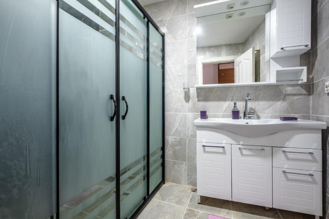 Sleek Flat 50 M To Bull Statue In Kadikoy Apartment Истанбул Екстериор снимка